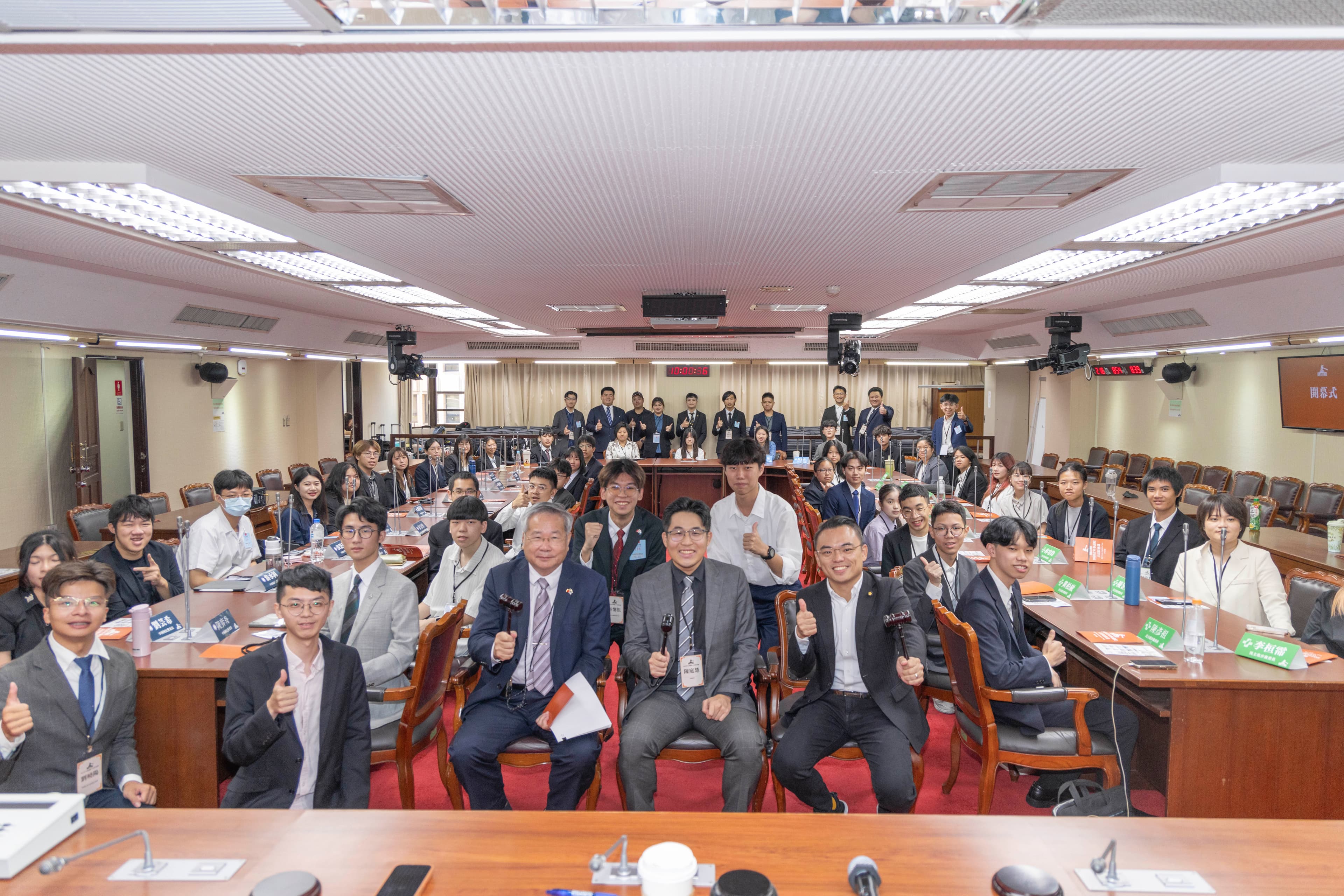 青年參與公共論壇，在議事空間中共同合影
